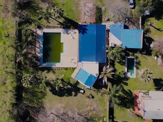 Foto 1 de Venta Casa 3 dormitorios con amplio parque - Roldan