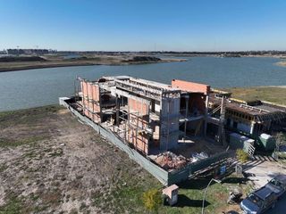 Foto 1 de Casa en venta y alquiler al lago en barrio Puentes, Nordelta, Tigre
