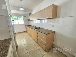 Foto 11 de Casa en  Los Troncos. Alquiler por 24 meses. 3 dormitorios. cocina y comedor diario, amplio patio. grage y trotadora, lavadero