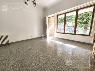 Foto 2 de Casa en  Los Troncos. Alquiler por 24 meses. 3 dormitorios. cocina y comedor diario, amplio patio. grage y trotadora, lavadero
