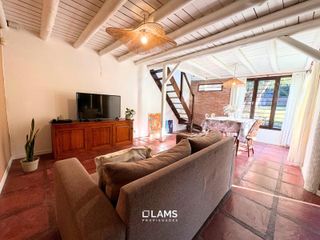 Foto 5 de Casa de 4 ambientes con dependencia - amplio jardin - Zona Alfar