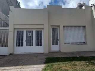 Foto 1 de Casa en venta - 2 Dormitorios 1 Baño - Cochera - 200Mts2 - Tolosa