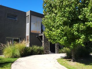 Foto 3 de San Marco | Venta | Cálida casa moderna en excelente lote al río