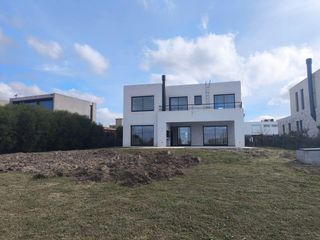 Foto 3 de VENTA CASA EL CANTON AL GOLF 5 AMBIENTES