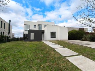 Foto 4 de VENTA CASA EL CANTON AL GOLF 5 AMBIENTES