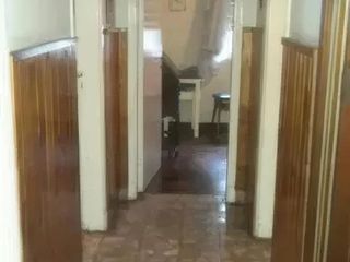 Foto 3 de Casa Venta 4 dormitorios 1 baño - 210mts2 totales 180mts2 cubiertos- Banfield
