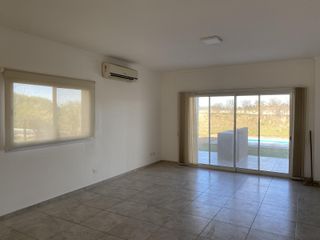 Foto 4 de Casa en Venta con vista a espejo de agua Barrio El Canton Puerto Escobar
