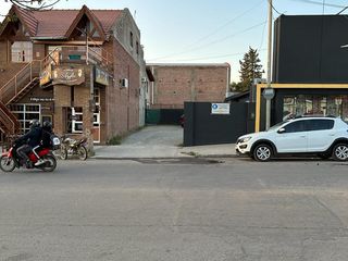 Foto 1 de Oportunidad se VENDE casa con terreno para construir un local en Los Almendros Esq Becerra