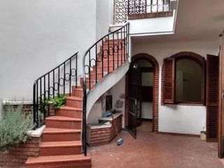 Foto 1 de Casa en venta - 2 dormitorios  3 baños - local - cochera  - 110mts2 - La Plata