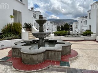 Foto 1 de VENDO CASA QUITO EL CONDADO