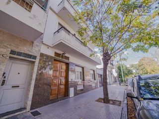 Foto 2 de Departamento de 2 ambientes con balcón al frente en 1er piso por escalera. Luminoso!