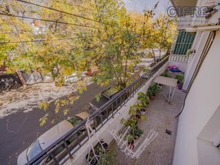 Foto 1 de Departamento de 2 ambientes con balcón al frente en 1er piso por escalera. Luminoso!