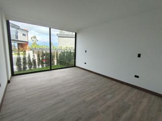 Foto 10 de Casa de 3 habitaciones con vista y jardín de 241m2