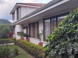 Foto 2 de CASA EN VENTA SECTOR CHALLUABAMBA, CUENCA