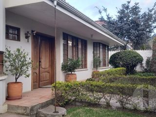 Foto 1 de CASA EN VENTA SECTOR CHALLUABAMBA, CUENCA