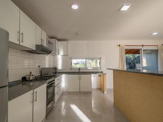 Foto 4 de Casa en venta PB lote 590m2 5amb 3dor 2baños 3cocheras fondo pileta parrilla galería lavadero