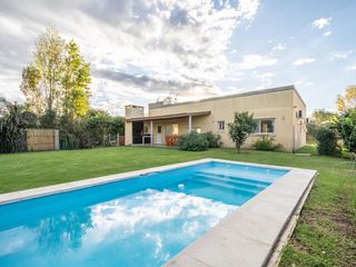 Foto 1 de Casa en venta PB lote 590m2 5amb 3dor 2baños 3cocheras fondo pileta parrilla galería lavadero