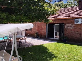 Foto 5 de Espectacular jardin con gran piscina y quincho