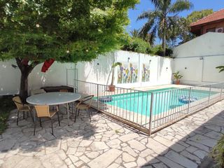 Foto 7 de Espectacular jardin con gran piscina y quincho
