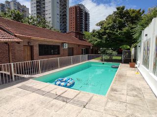 Foto 1 de Espectacular jardin con gran piscina y quincho