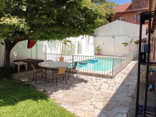 Foto 6 de Espectacular jardin con gran piscina y quincho
