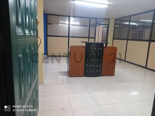 Foto 2 de De Renta Amplia Oficina en la Cuero y Caicedo y 10 de Agosto
