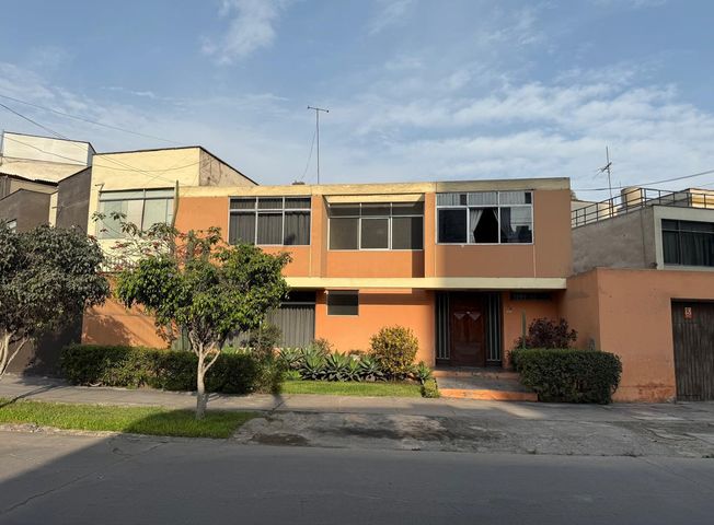 Casa en Venta en Santiago de Surco - Więcej