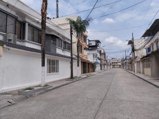 Casa en Venta en Urdesa central