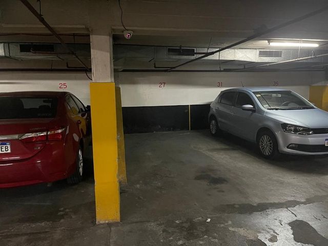 Cochera cubierta c/ expensas incluidas - 14 m2 - P/auto grande - 3 cuadras de Av. 9 de Julio