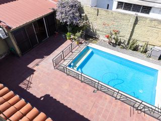 Casa de 4 ambientes con piscina, garage y terraza en Villa Luro