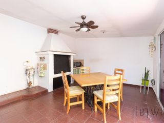 Casa de 4 ambientes con piscina, garage y terraza en Villa Luro