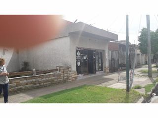Foto 2 de Casa 4 amb con patio, terraza, local - Loma Hermosa CENTRO - MUY BUENA