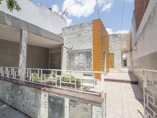 ¡Encantador PH de 5 ambientes en Mataderos con dos patios y Terraza!