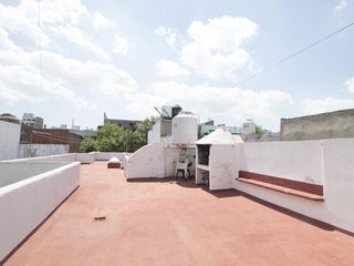 ¡Encantador PH de 5 ambientes en Mataderos con dos patios y Terraza!