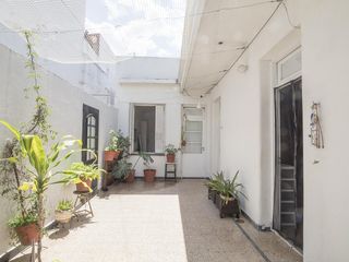 ¡Encantador PH de 5 ambientes en Mataderos con dos patios y Terraza!