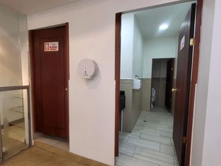 Rumipamba, Local Comercial en renta, 210 m2, 2 ambientes, 2 baños