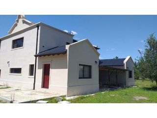 VENTA DE CAMPO CON DOS VIVIENDAS - VIV0213