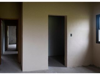 VENTA DE CAMPO CON DOS VIVIENDAS - VIV0213