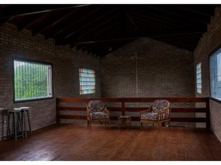 VENTA DE CAMPO CON DOS VIVIENDAS - VIV0213