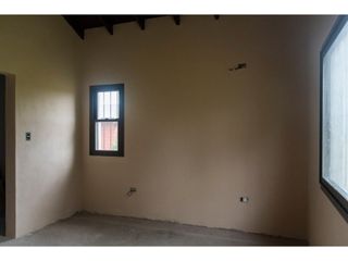 VENTA DE CAMPO CON DOS VIVIENDAS - VIV0213