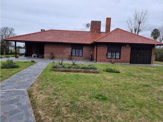 Foto 1 de CHALET CON PARQUE Y PILETA