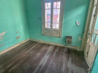 Oportunidad!! PH a refaccionar en Barracas con terraza