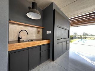 Casa en La Rinconada en venta - 3 dormitorios - Vista al polo - permuta