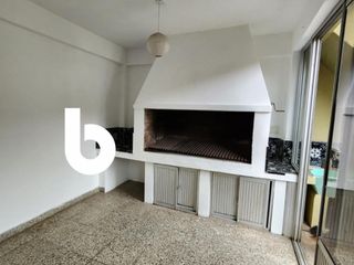 Foto 5 de CHALET CENTRICO EN CARLOS PELLEGRINI  GRAL RODRIGUEZ