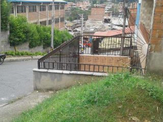 Vendo terreno a una cuadra del metro de Acevedo en Medellín.