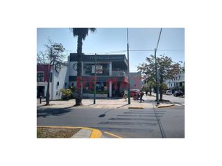 Foto 4 de Esquina con López de Ayala en San Borja 

El inmueble es perfecto para ser usado como academia, instituto o cualquier centro de estudios.  Se alquil