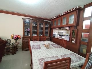 Casa en Venta de 3  dormitorios con atico, 2  parqueaderos, en Urbanización La Pampa