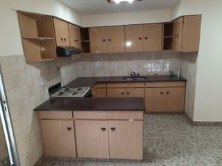 Amplio Departamento con 3 Dormitorios en Alquiler.  Vte. López 1.396, Monte Grande.