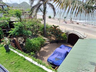 Casa en  Bahía con tres Departamentos - Frente al Mar