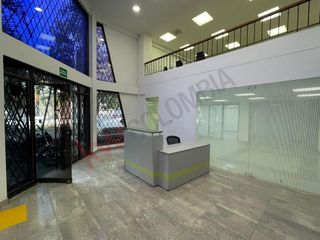 Se Arrienda  oficina moderna , de dos plantas dotada en el  Sector Comercial de VERSALLES con 327 M2
